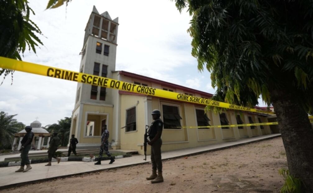 Suman 40 muertos por atentado en iglesia católica en Nigeria
