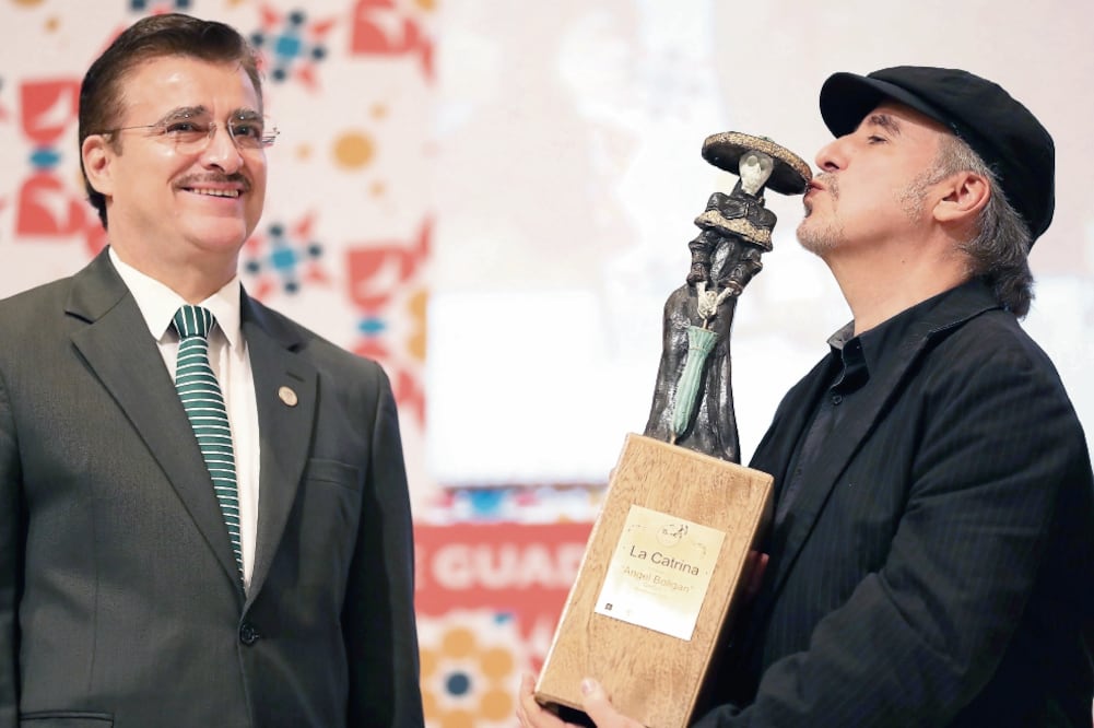 Ángel Boligán, colaborador de EL UNIVERSAL, recibió el Premio 'La Catrina' de manos del rector de la UDG, Tonatiuh Bravo Padilla. (JUAN REYES. EL UNIVERSAL)