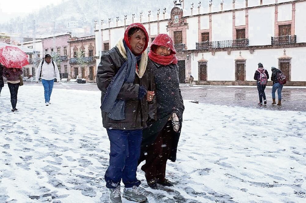 Habitantes de la capital de Zacatecas disfrutaron de la caída de nieve. En 31 de 58 municipios del estado se registró este suceso; peregrinos de San Luis Potosí que quedaron varados fueron auxiliados por PC estatal (CARLOS SEGURA. CUARTOSCURO)