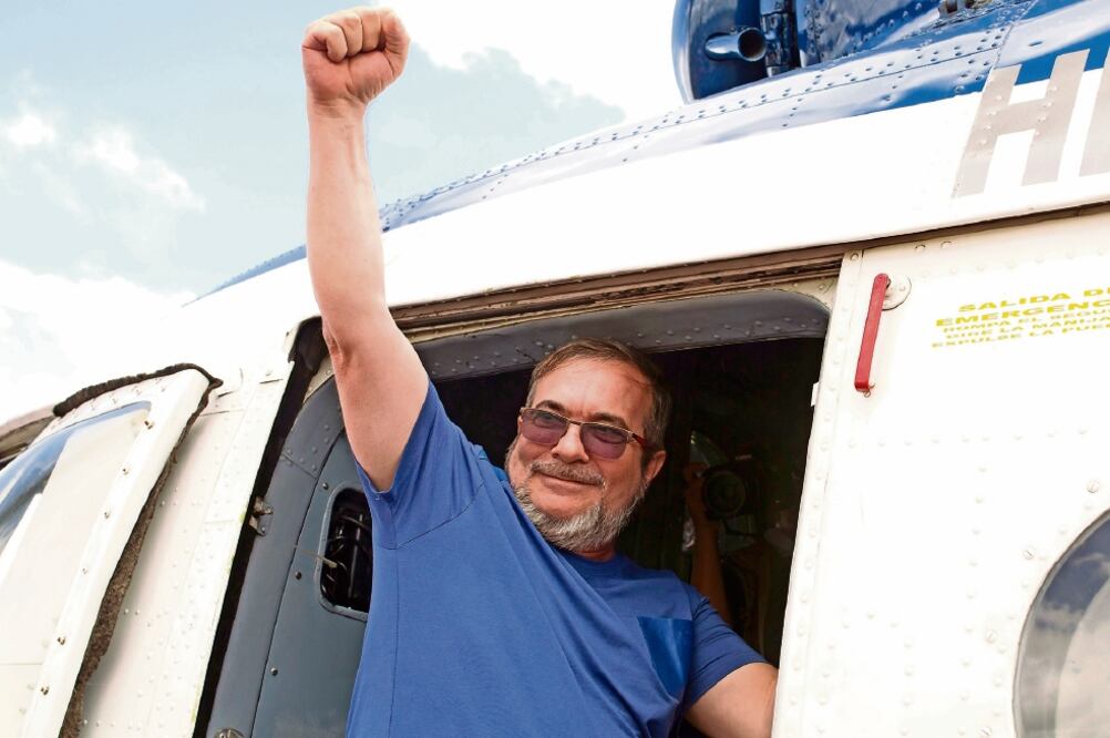 Satisfacción. Timochenko, comandante máximo de las FARC, alza el puño antes de partir a Cartagena, donde mañana firmará el pacto de paz con el gobierno (RICARDO MAZALAN. AP)