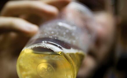 Ni la abstinencia detiene el daño cerebral que causa el alcohol