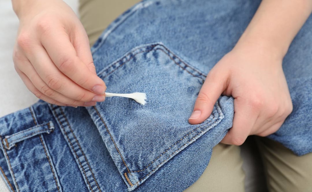 Con algunos trucos caseros puedes eliminar un chicle en tu ropa. Foto: iStockPhoto