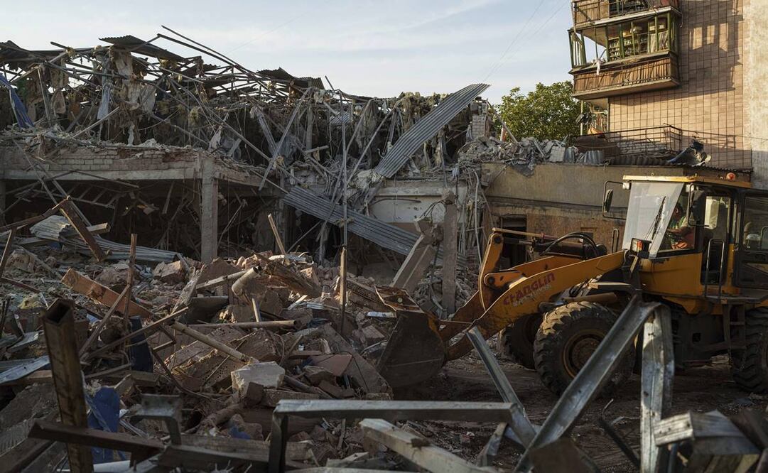 Maquinaria pesada retira escombros tras un ataque ruso contra el hotel Sapphire, el 25 de agosto del 2024, en Kramatorsk, región de Donetsk, Ucrania. (Foto AP)