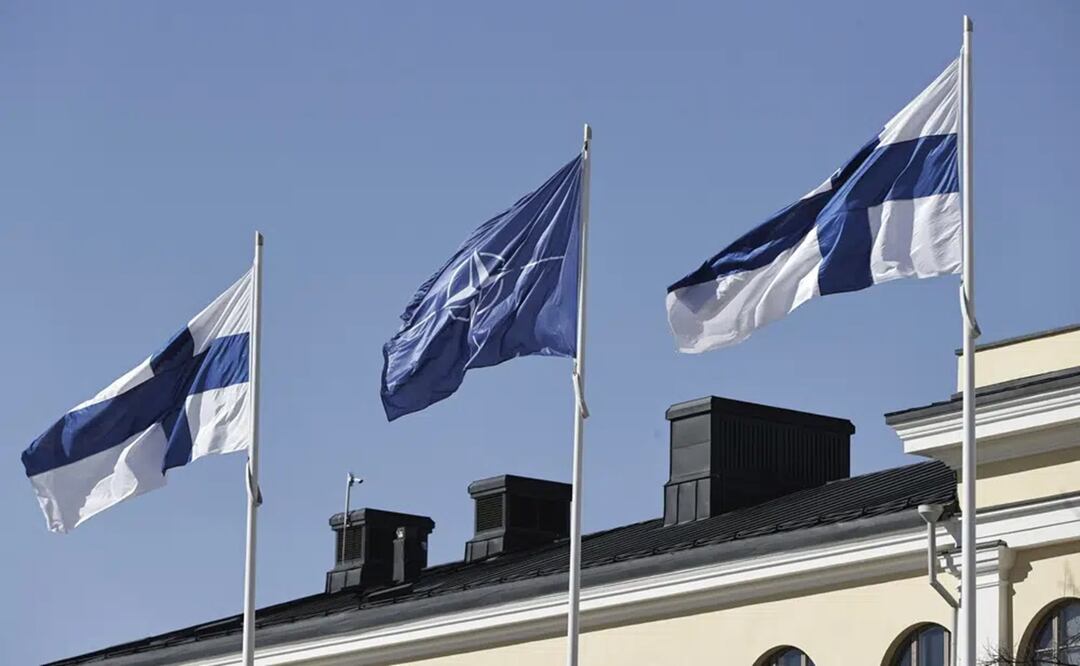 Las banderas de Finlandia y la OTAN ondean en el patio del Ministerio de Relaciones Exteriores en Helsinki. Foto: AP