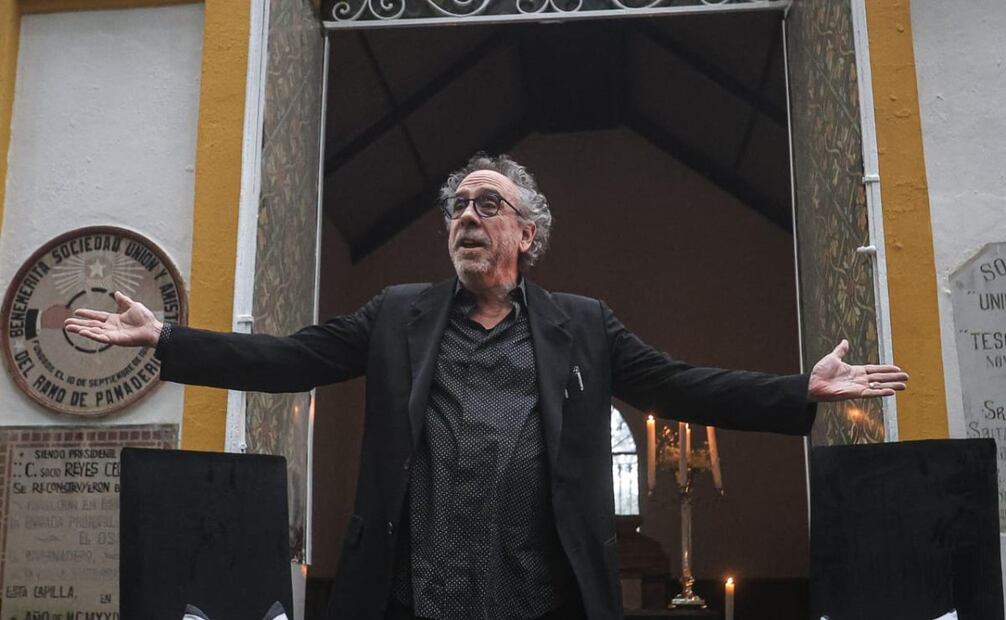 Tim Burton visitó el Panteón Civil de Dolores. Foto: Gabriel Pano/ EL UNIVERSAL