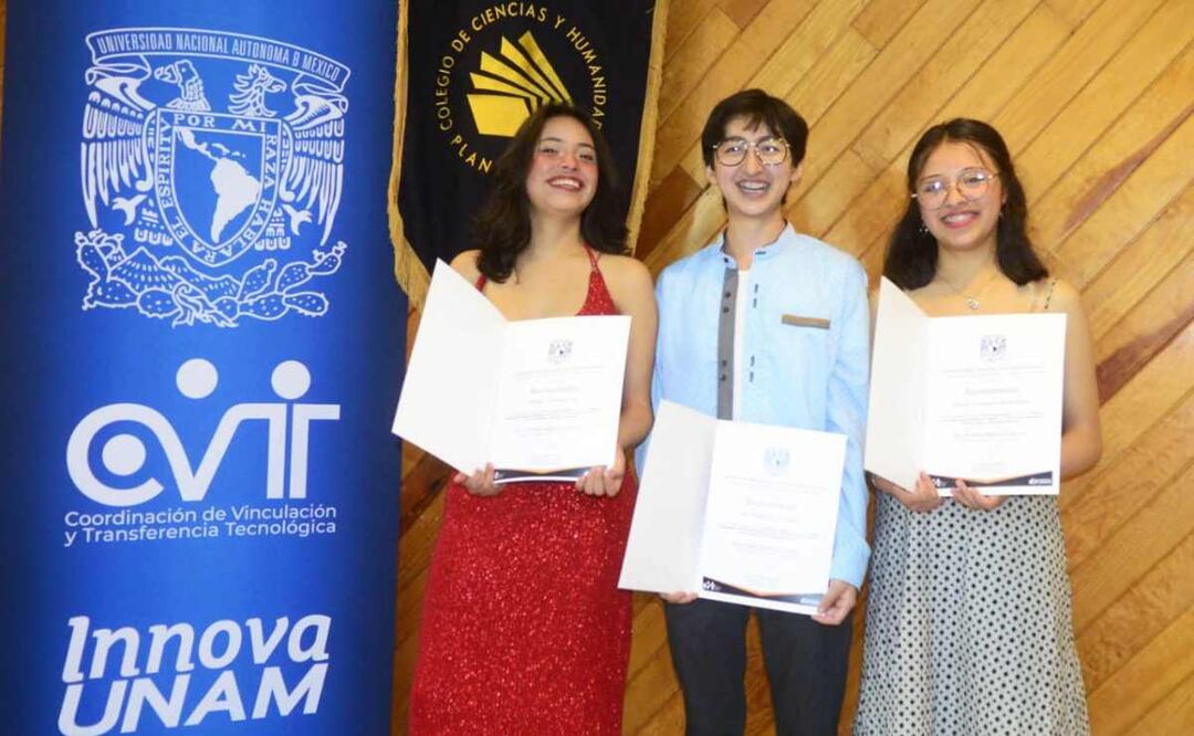 Mariana Estefanía Fernández, Gabriela Estefanía Fernández Mejía y Krista Juliette Ley Moreno, alumnos que desarrollaron un destilador que convierte agua contaminada en potable. Foto: Especial