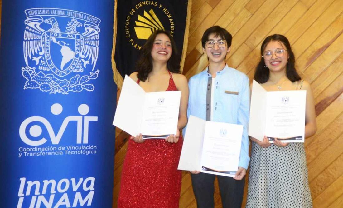 Mariana Estefanía Fernández, Gabriela Estefanía Fernández Mejía y Krista Juliette Ley Moreno, alumnos que desarrollaron un destilador que convierte agua contaminada en potable. Foto: Especial