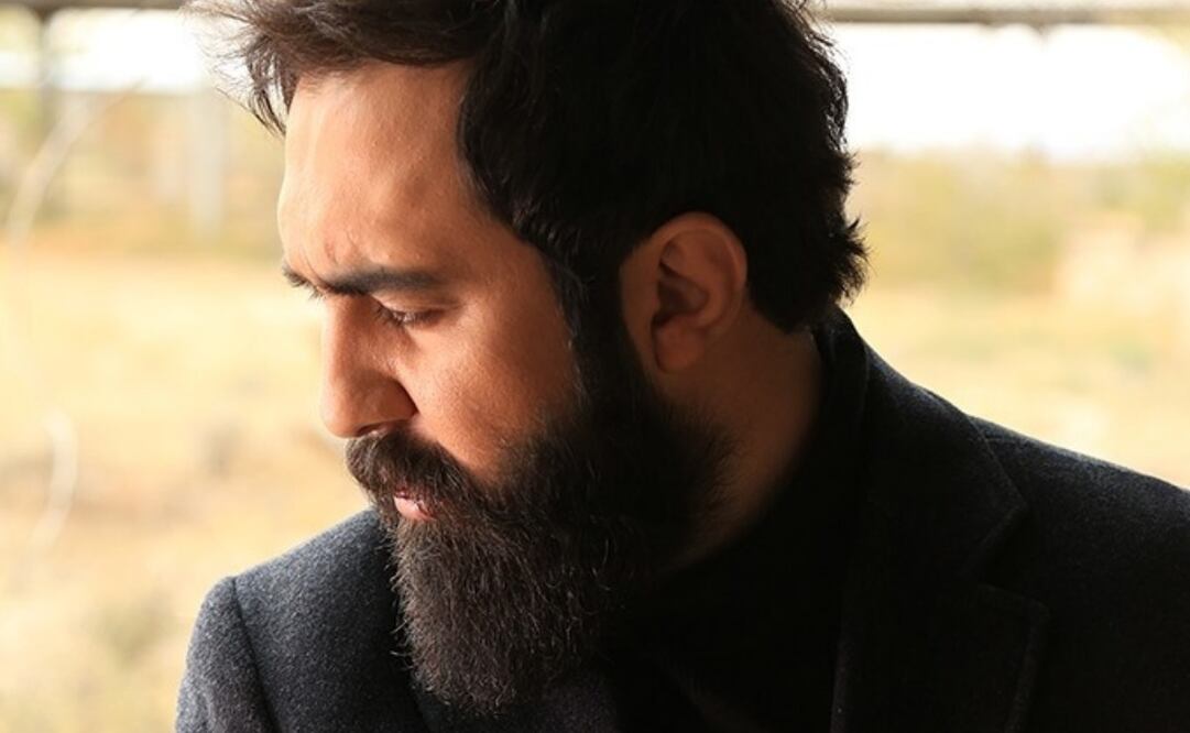 El cantante iraní Mehdi Yarrahi que llamaba a las mujeres a quitarse el velo durante las protestas de 2022. Foto: Facebook Mehdi Yarrahi