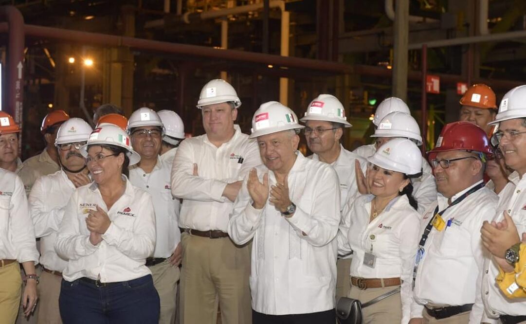 López Obrador hizo un recorrido por la nueva refinería y la terminal marítima de Dos Bocas, Paraíso. Foto: Especial