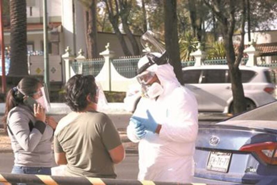 Seis horas por atención: clínicas saturadas desesperan a enfermos Covid