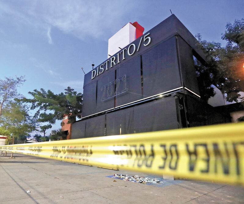 Autoridades estatales cercaron el restaurante-bar Distrito 5, donde fue baleado el exgobernador Aristóteles Sandoval este viernes. Foto: VALENTE ROSAS. EL UNIVERSAL