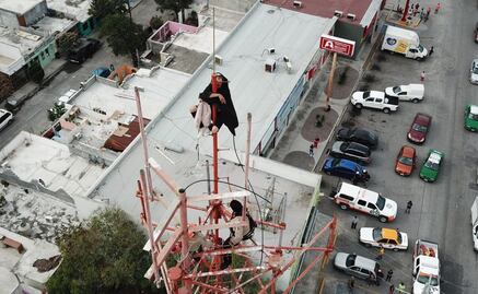 Hombre escala torre de telecomunicaciones de 50 metros en Apodaca, Nuevo León