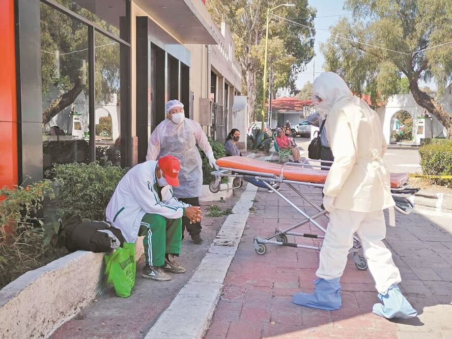 Felipe “N”, de 79 años de edad, estaba en una jardinera del andador Diego Huanitzi, visiblemente enfermo. Fue trasladado a un hospital. ESPECIAL