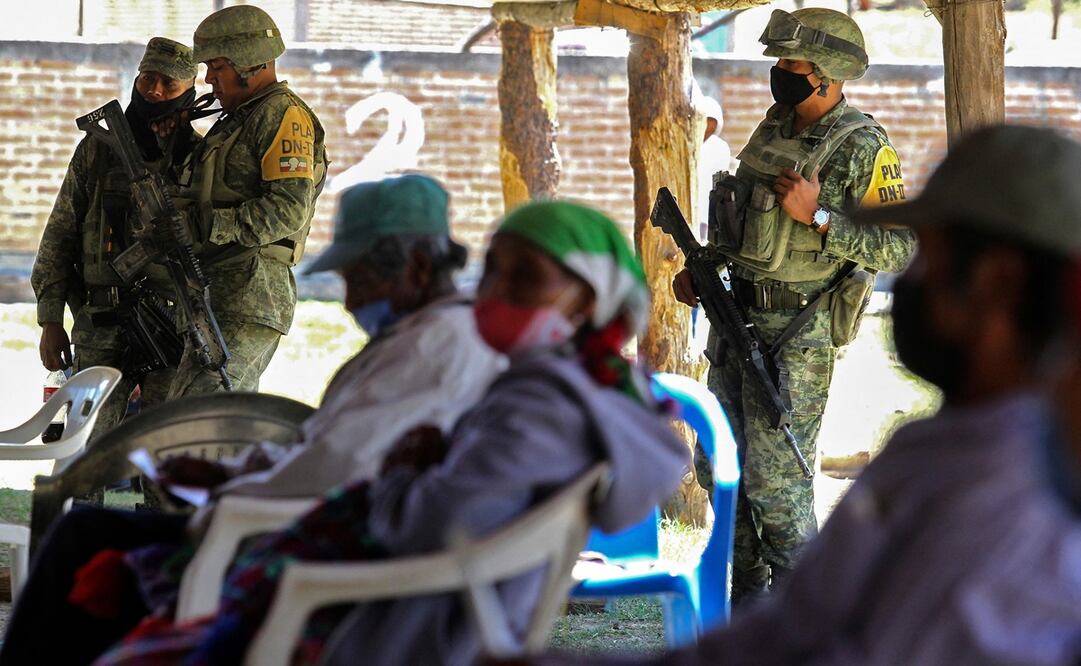 Las brigadas de salud arribaron con el acompañamiento de elementos de la Guardia Nacional. Foto: AFP