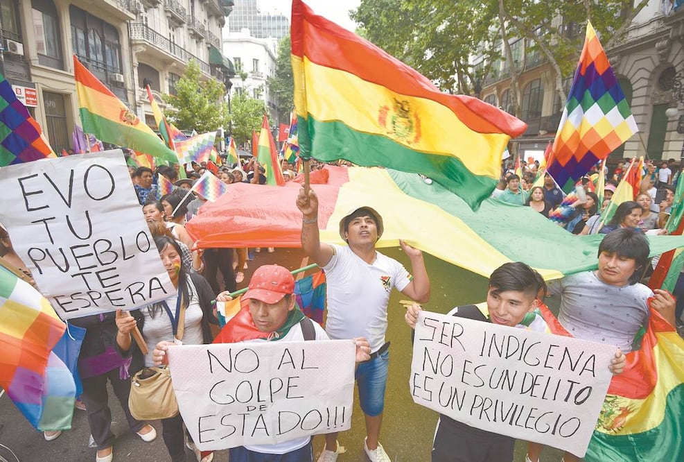 Miembros de la Unión Central de Trabajadores marcharon, junto a la comunidad boliviana en Argentina, para apoyar al expresidente de Bolivia Evo Morales, en Buenos Aires. Foto/GUSTAVO GARELLO. AP