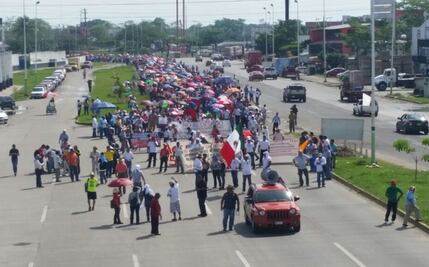 Maestros vuelven a marchar en Tabasco; cierran carretera