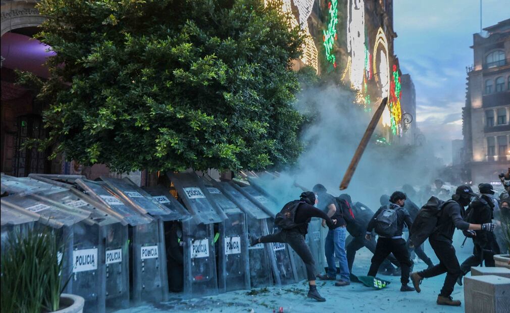 Integrantes del bloque negro participan en la marcha del 2 de octubre y vandalizan la fachada del Palacio Nacional en la CDMX. Foto: archivo/EL UNIVERSAL