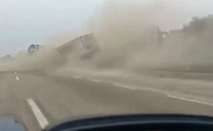 Video. Policía Federal escolta a tráiler sin frenos en la México-Puebla