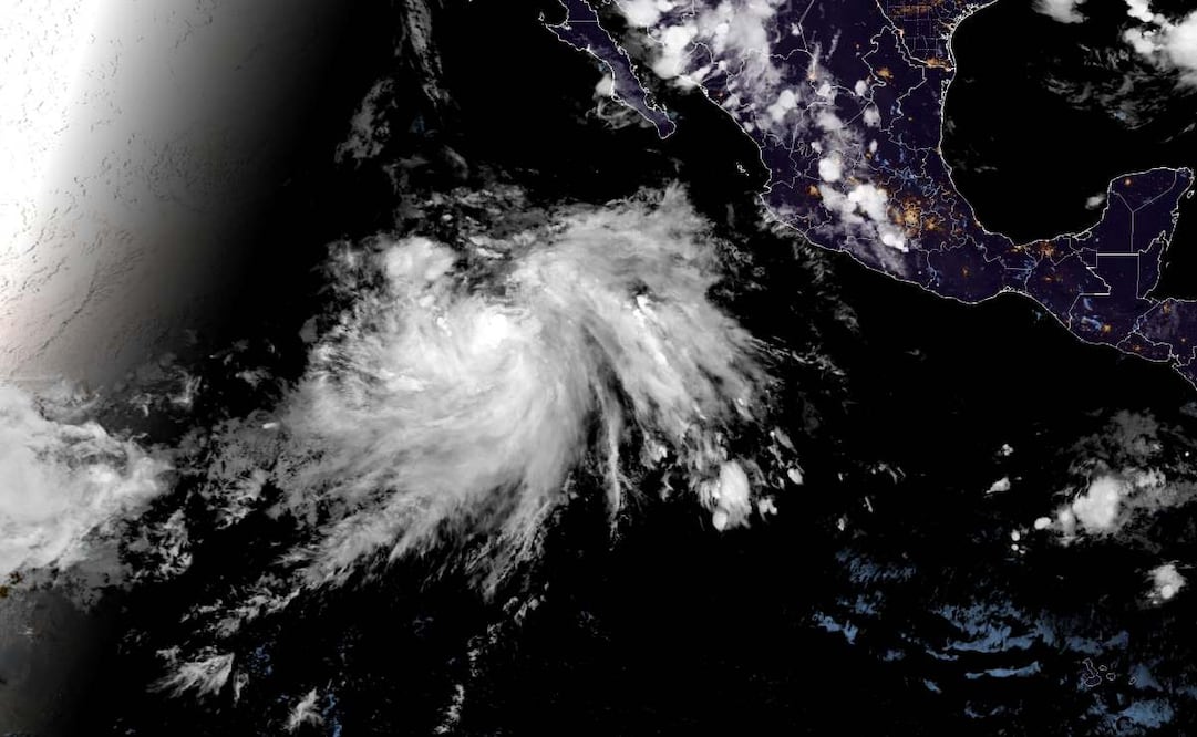 Esta imagen satelital de la Administración Nacional Oceánica y Atmosférica muestra al huracán Fausto en el Pacífico oriental, frente a la península de Baja California, en México. (20/07/26) Foto: AP