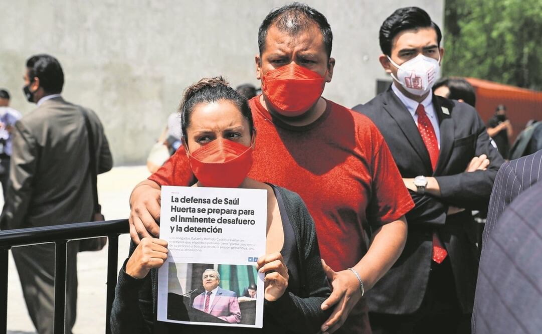 María y Raúl, padres del menor presuntamente abusado sexualmente por Saúl Huerta, acudieron a la Cámara de Diputados. Foto: Diego Simón/ EL UNIVERSAL.