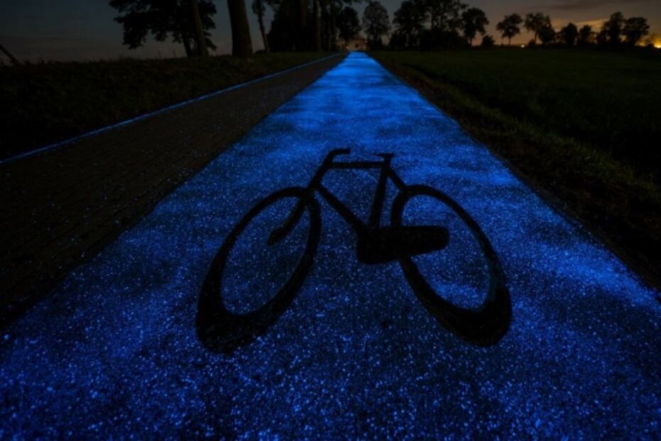 Descubre la ciclovía que brilla en la noche y se carga con energía solar