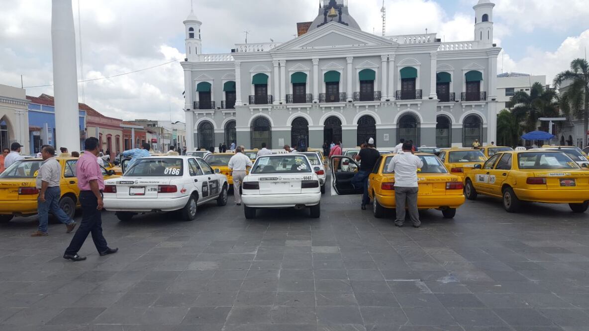 Los taxis se encuentran en la plaza de armas frente al palacio de gobierno en espera que alguna autoridad salga a negociar con ellos (Foto: Leobardo López / EL UNIVERSAL)