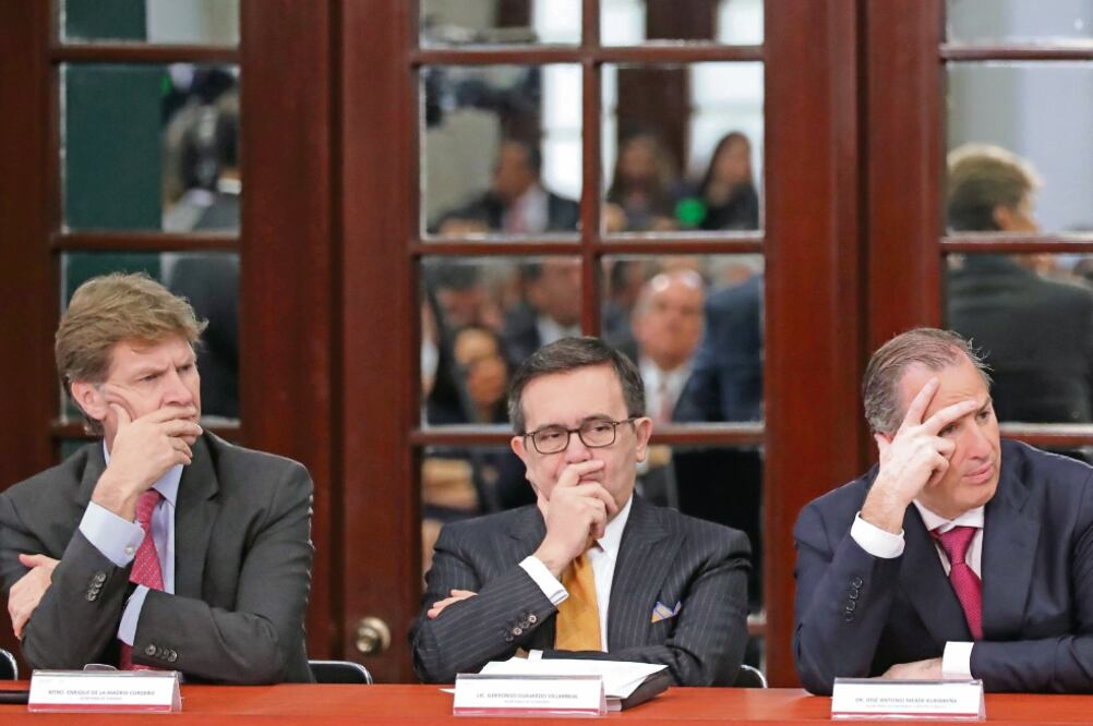 Los secretarios de Turismo, Enrique de la Madrid; de Economía, Ildefonso Guajardo, y de Hacienda, José Antonio Meade, durante el pronunciamiento del presidente Enrique Peña Nieto sobre política exterior (LUCÍA GODÍNEZ. EL UNIVERSAL)
