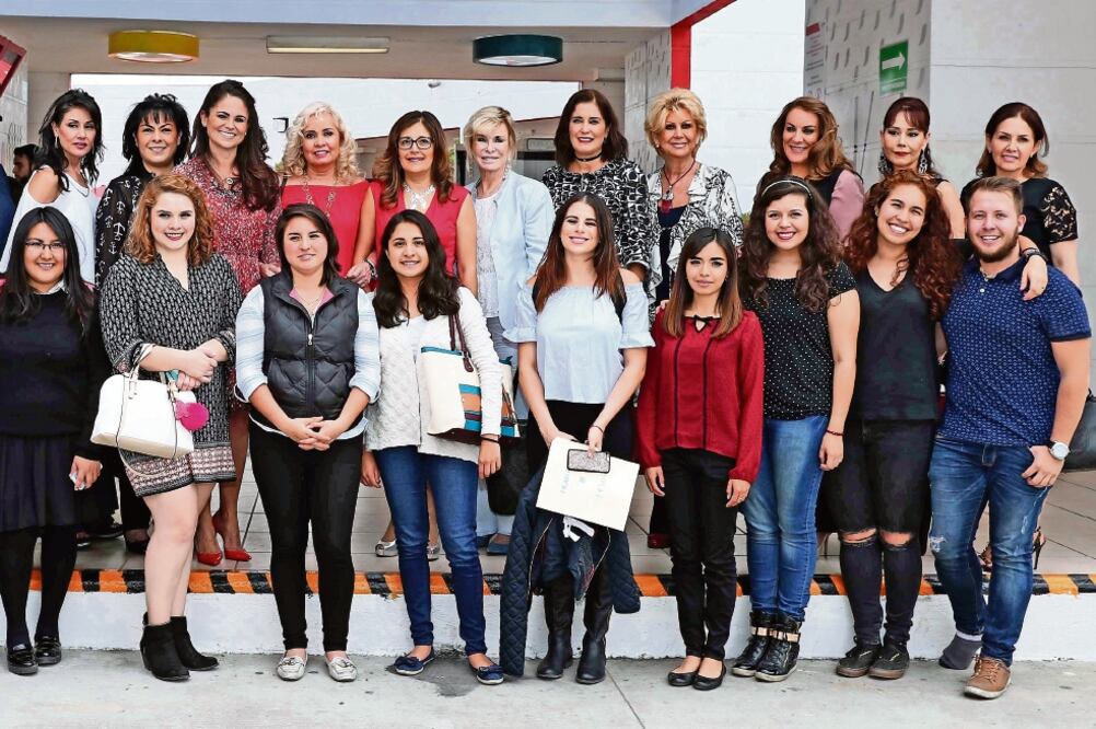 La señora Perla Díaz de Ealy, presidenta de la fundación Mujeres en Apoyo al Estudio del Periodismo y la Comunicación (arriba, tercera de izq. a der.), dijo que hay un horizonte pleno de oportunidades para la comunicación digital. (VALENTE ROSAS. EL UNIV)