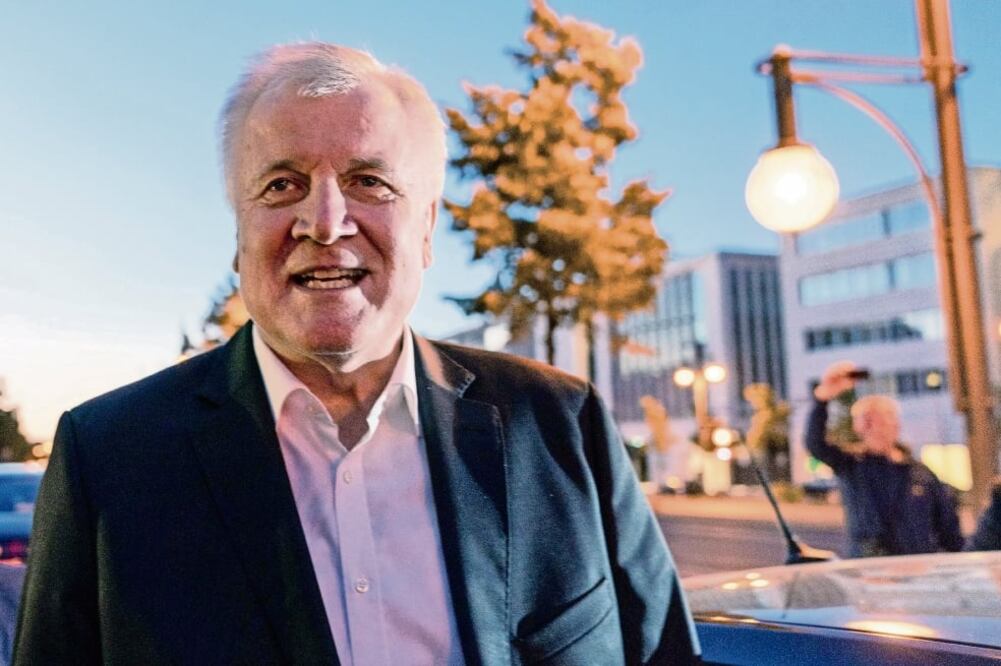 El ministro alemán de Interior, Horst Seehofer, ofrece declaraciones a la prensa tras reunirse con la canciller alemana, Angela Merkel (ALEXANDER BECHER. EFE)