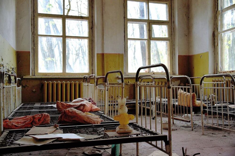 Imagen de julio de 2014 de restos de un dormitorio luego del accidente nuclear de Chernóbil, en la ciudad de Prípiat, en Kiev, Ucrania