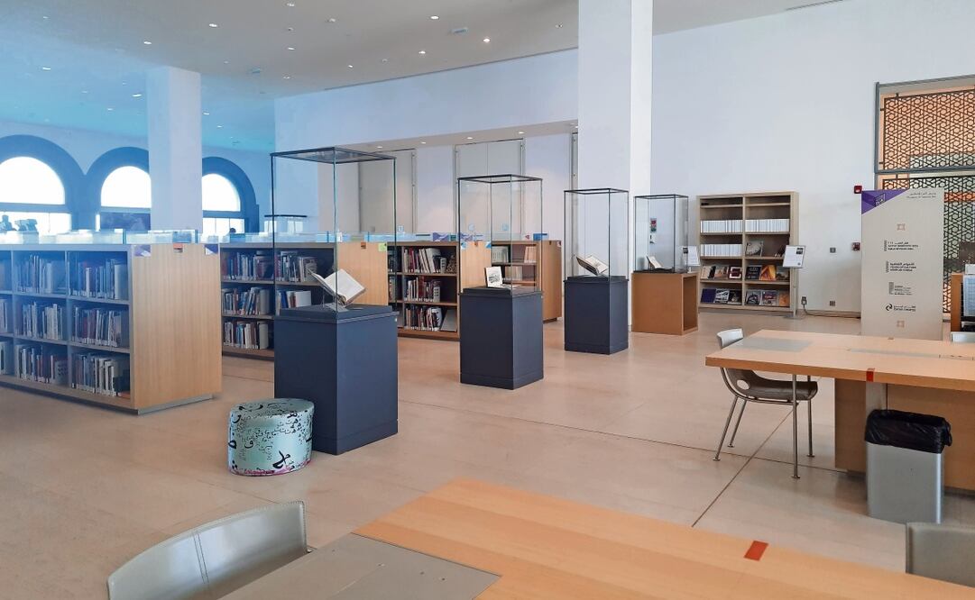 En la exhibición del MIA los libros están acompañados de una placa con un mapa de Palestina, donde se señala la ciudad de la que se habla. Algunos libros tratan de la arquitectura de ese país. Foto: Frida Juárez / EL UNIVERSAL