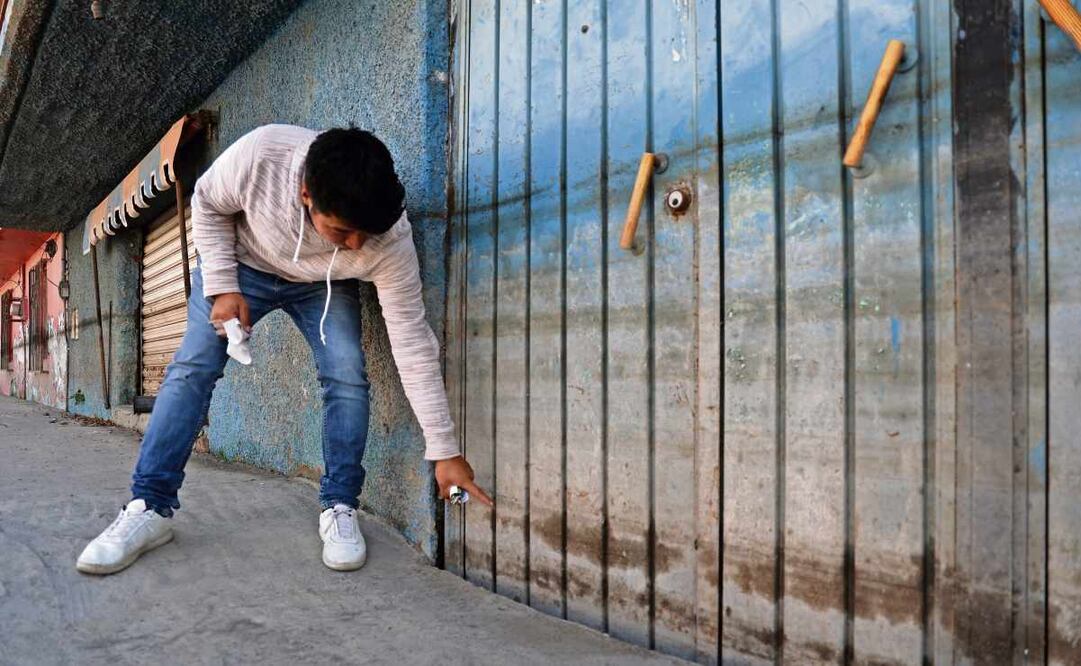 Néstor Díaz y su familia tuvieron que dejar atrás su casa y negocio e irse a rentar a otra colonia en Chalco 20 de enero. Foto: Luis Camacho / EL UNIVERSAL