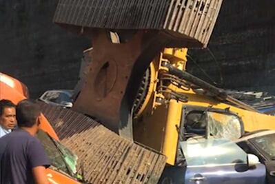 Cae retroexcavadora sobre autos en Interlomas
