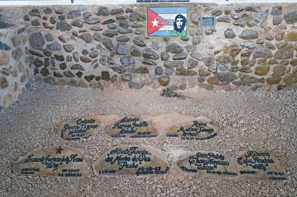 En la fosa común donde fueron enterrados el Che y algunos compañeros, en Vallegrande, hoy hay un espacio cultural que incluye un memorial y un museo. (ESPECIAL)