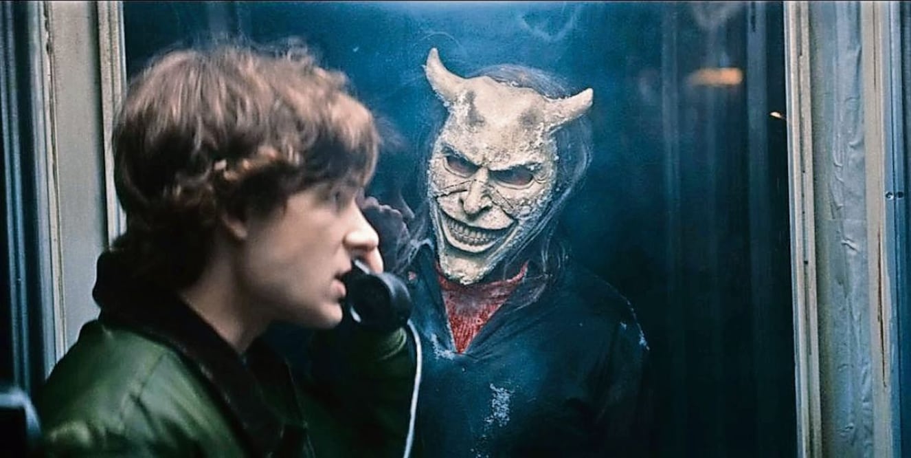 Ethan Hawke y Mason Thames en la película que recaudó 26.5 mdd. Foto: Universal Pictures