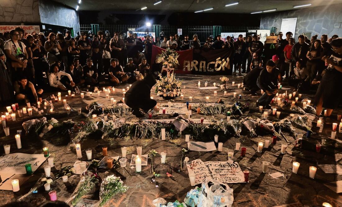 Afuera del Parque Bicentenario, entre velas, pancartas y flores, fotógrafos despidieron a Berenice y Miguel. Foto: Yaretzy M. Osnaya / EL UNIVERSAL