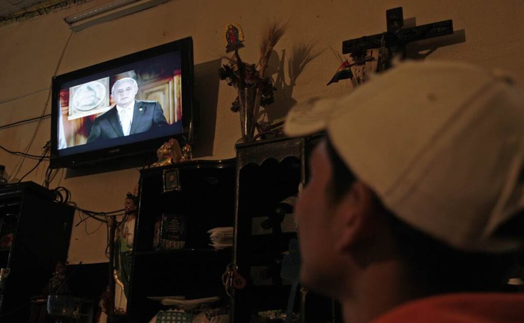 El mensaje fue emitido mientras miles de guatemaltecos se manifiestan en las calles de esta capital (EFE)