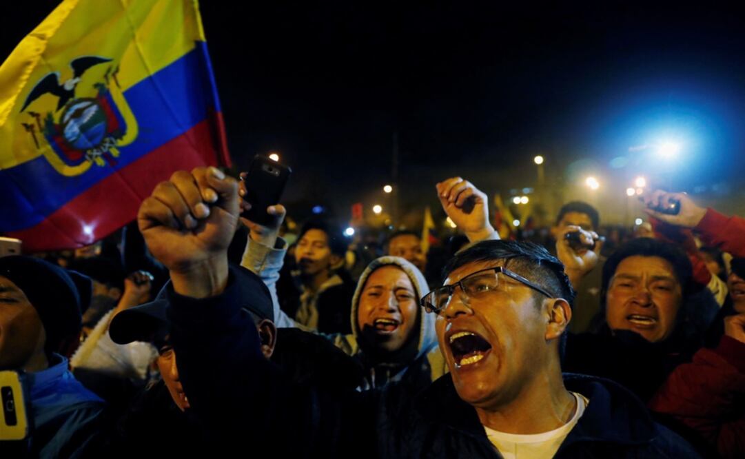 Gente celebrando en la calle después de que el gobierno del presidente de Ecuador, Lenín Moreno, acordara eliminar el decreto que suspendía el subsidio a los combustibles en Quito, Ecuador – Foto: Carlos García/REUTERS