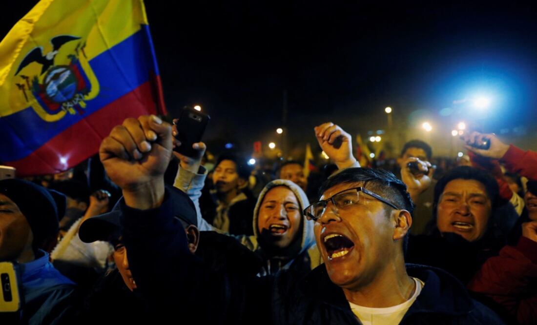 Gente celebrando en la calle después de que el gobierno del presidente de Ecuador, Lenín Moreno, acordara eliminar el decreto que suspendía el subsidio a los combustibles en Quito, Ecuador – Foto: Carlos García/REUTERS