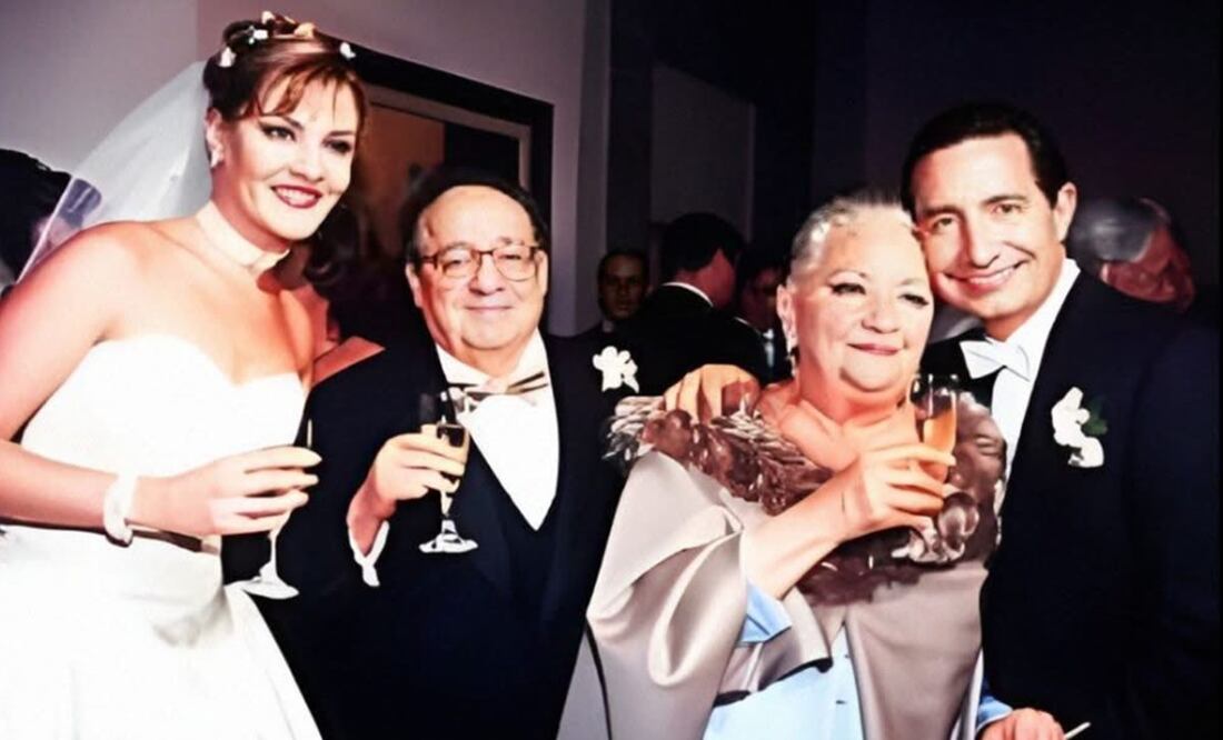 Roberto Gómez Fernández con sus padres Roberto y Graciela, junto a su entonces esposa, la actriz Chantal Andere.