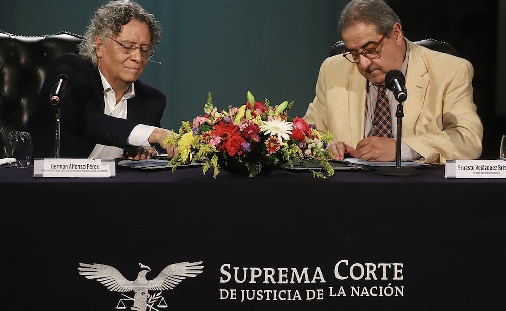 Firma del Convenio de colaboración entre el Canal Judicial y las televisoras universitarias de Colombia. Con la representación de Ernesto Velázquez Briseño, director de Justicia TV y Germán Pérez Rodríguez, Canal Zoom de Colombia.Fotos: Berenice Fregoso/El Universal.