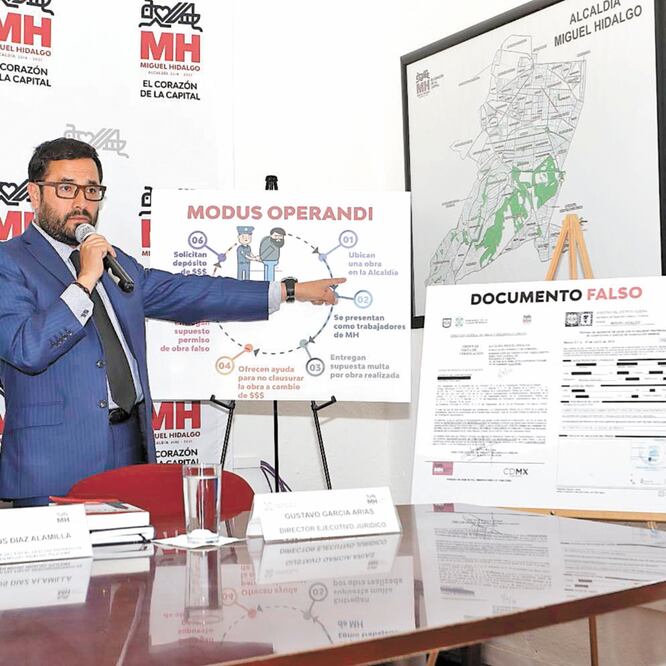 El alcalde de M. Hidalgo, Víctor Hugo Romo, mostró documentación falsa que emplean los presuntos extorsionadores; tiene logos de la gestión actual. ESPECIAL