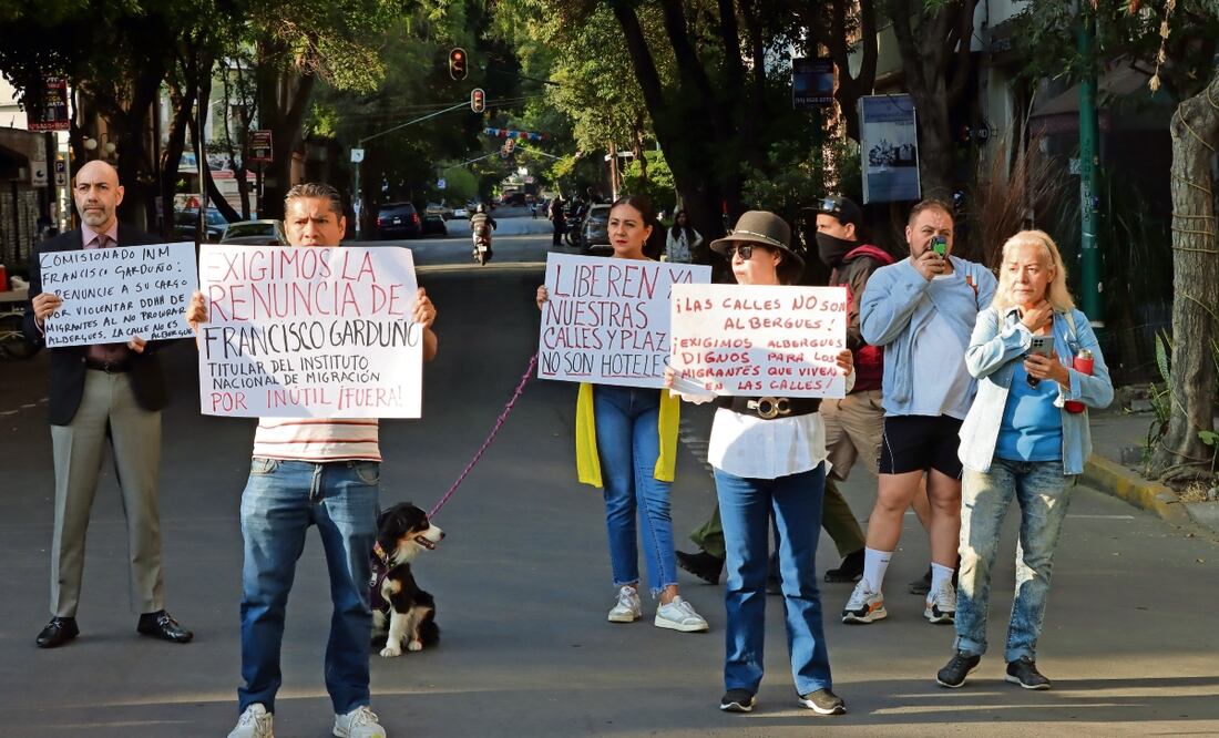 Los vecinos de la colonia Juárez bloquearon las calles Versalles y General Prim por unos minutos. Foto: Especial