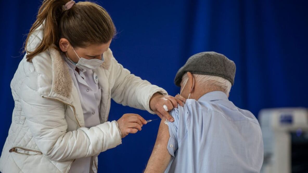 A pesar de los posibles efectos secundarios, los beneficios de la vacuna de AstraZeneca superan los riesgos. Foto: Getty Images 
