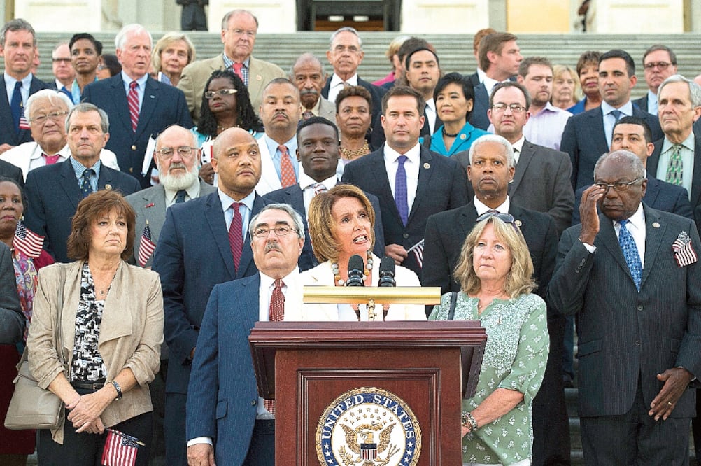 La líder de la minoría demócrata en la Cámara Baja, Nancy Pelosi, junto con otro s congresistas del partido, habla a favor del pacto con Irán, ayer, en Washington (MOLLY RILEY. AP)