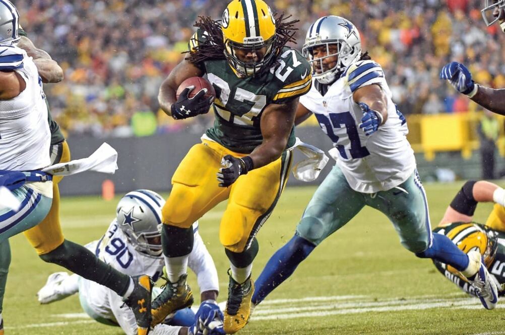 Eddie Lacy (27) tuvo 24 acarreos para 124 yardas y una anotación (BENNY SIEU. USA TODAY SPORTS)