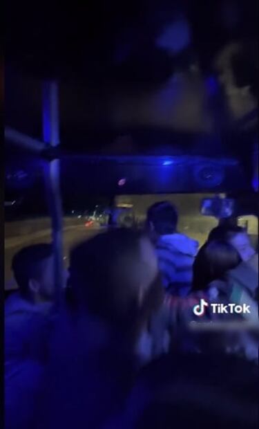 "Sé que es tarde ya...": Pasajeros arman la fiesta con ska en camión y se hace viral