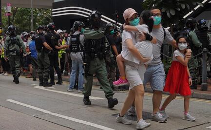 Protestas regresan a Hong Kong; policía dispara gases lacrimógenos