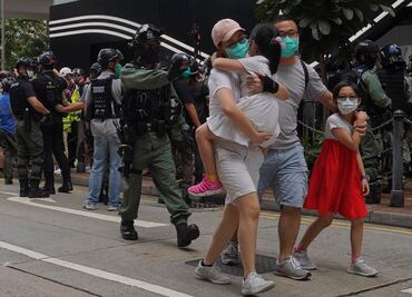 Protestas regresan a Hong Kong; policía dispara gases lacrimógenos