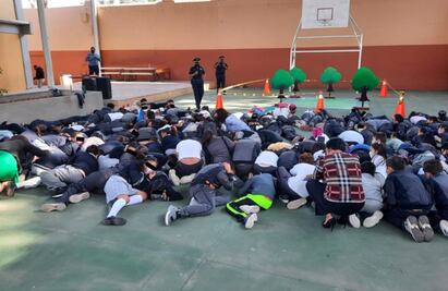 ¡Pecho tierra! Así enseñan a niños de Fresnillo a reaccionar en caso de balacera
